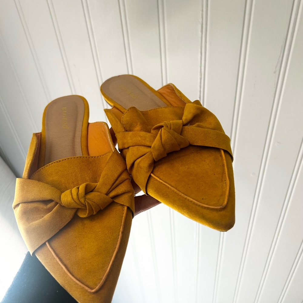 BAMBOO 8 1/2 Women’s Mustard Yellow Slip On Bow Pointed Mules Flats - Picture 2 of 6